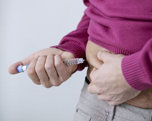 Osoba chora na cukrzycę typu 1 lub typu 2 wstrzykuje insulinę lub lek inkretynowy przy pomocy pena