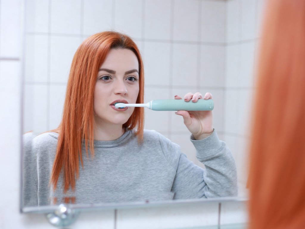 Jak skutecznie dbać o higienę jamy ustnej przy pomocy szczoteczki sonicznej i irygatora Seysso?